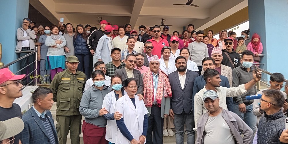कार्यकर्ताको दलबल लिएर ओली अस्पताल पसे, सेवाग्राही परे मर्कामा