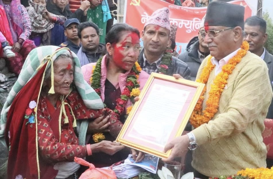 प्रचण्डलाई रुकुमपूर्वमा सहिद परिवारद्वारा निर्वाचनका लागि आर्थिक सहयोग प्रदान