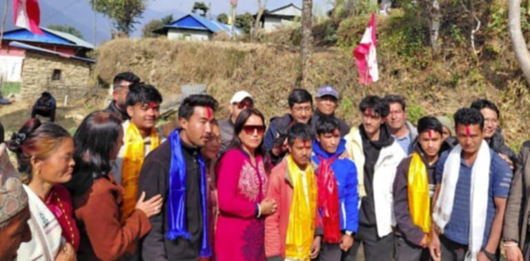 एमाले र नेकपा त्यागी दर्जनौँ युवा कांग्रेसमा प्रवेश