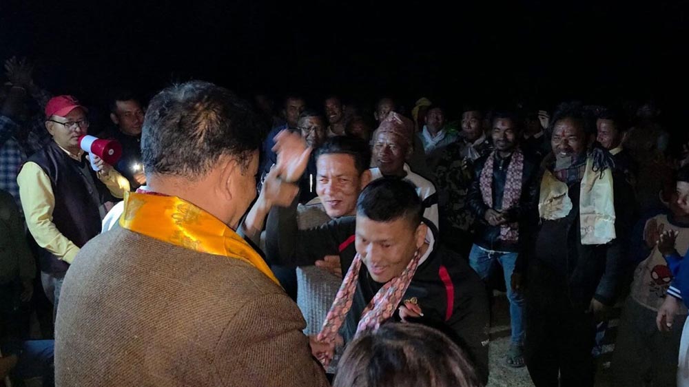 नेकपाले किल्ला मान्दै आएको सिन्धुलीको मरिणमा १ सय बढी कार्यकर्ता एमालेमा प्रबेश गरेपछि