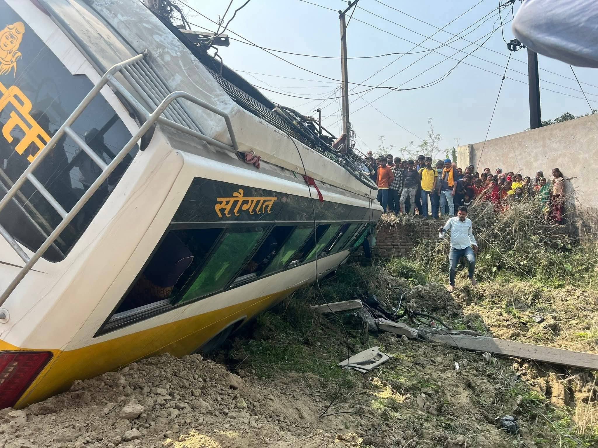 बिजुलीको पोलमा ठोक्किएर यात्रुवाहक बस दुर्घटना