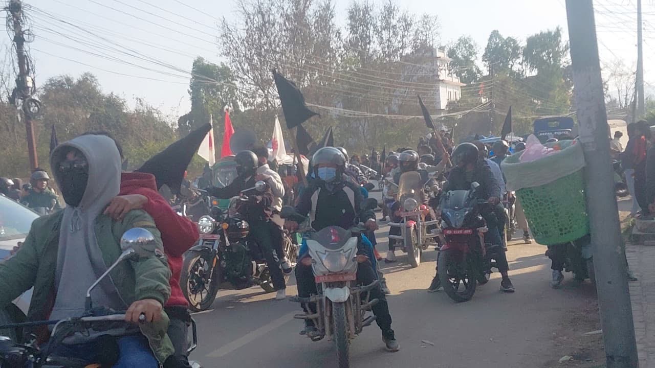 पार्टीको झण्डा जलाउनेलाई कारवाही नगरेको भन्दै एमालेले दाङको घोराहीमा गर्यो कालो झण्डा सहित प्रदर्शन