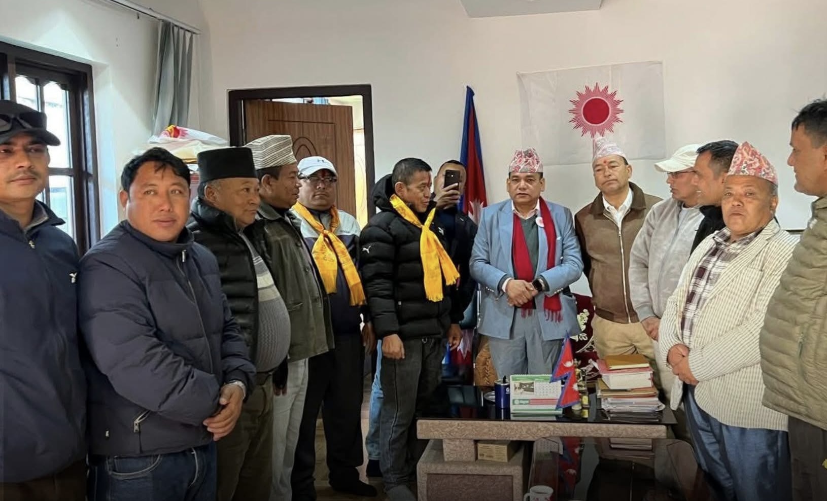 यी नेताहरुले गरे एमाले प्रबेश