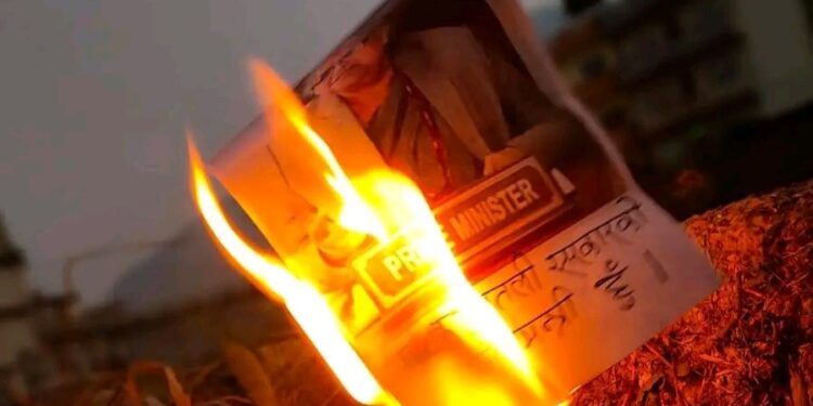 नेकपा ‘बहुमत’ ले जलायो प्रधानमन्त्री र गृहमन्त्रीको पुत्ला