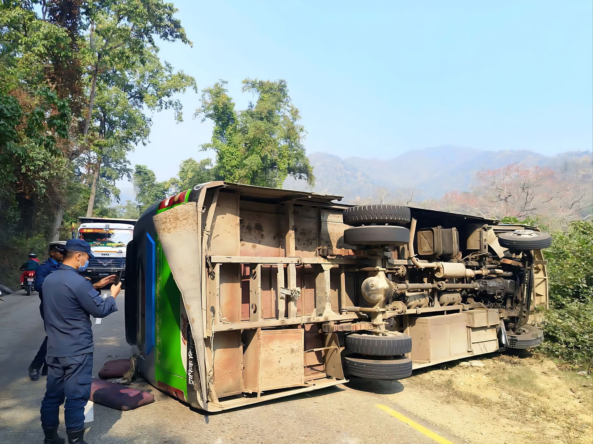दाङको मुसोटमा यात्रुबहाक बस दुर्घटना