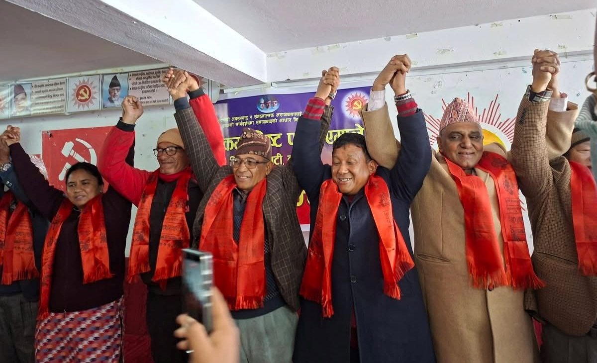 ठूलो संख्यामा नेकपाका नेता तथा कार्यकर्ताहरू एमालेमा प्रवेश