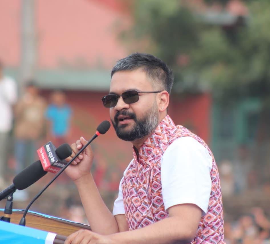 चितवन पुगेर बालेनले समर्थकहरूलाई भने- “आइ लभ यू छ क्या!”