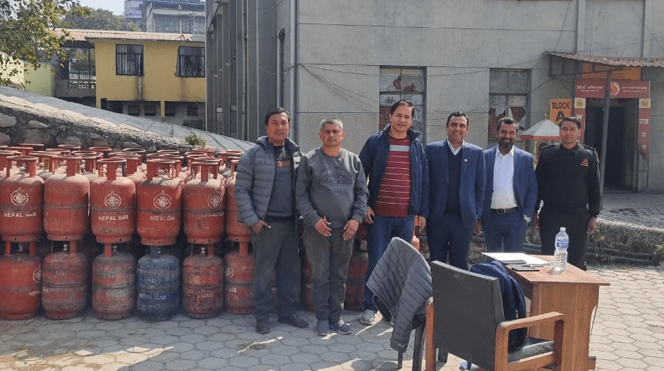बजारमा ग्यास नपाएको गुनासोपछि निगमले टेकु परिसरबाट थाल्यो बिक्री, कुन–कुन ग्यास पाइन्छ ?