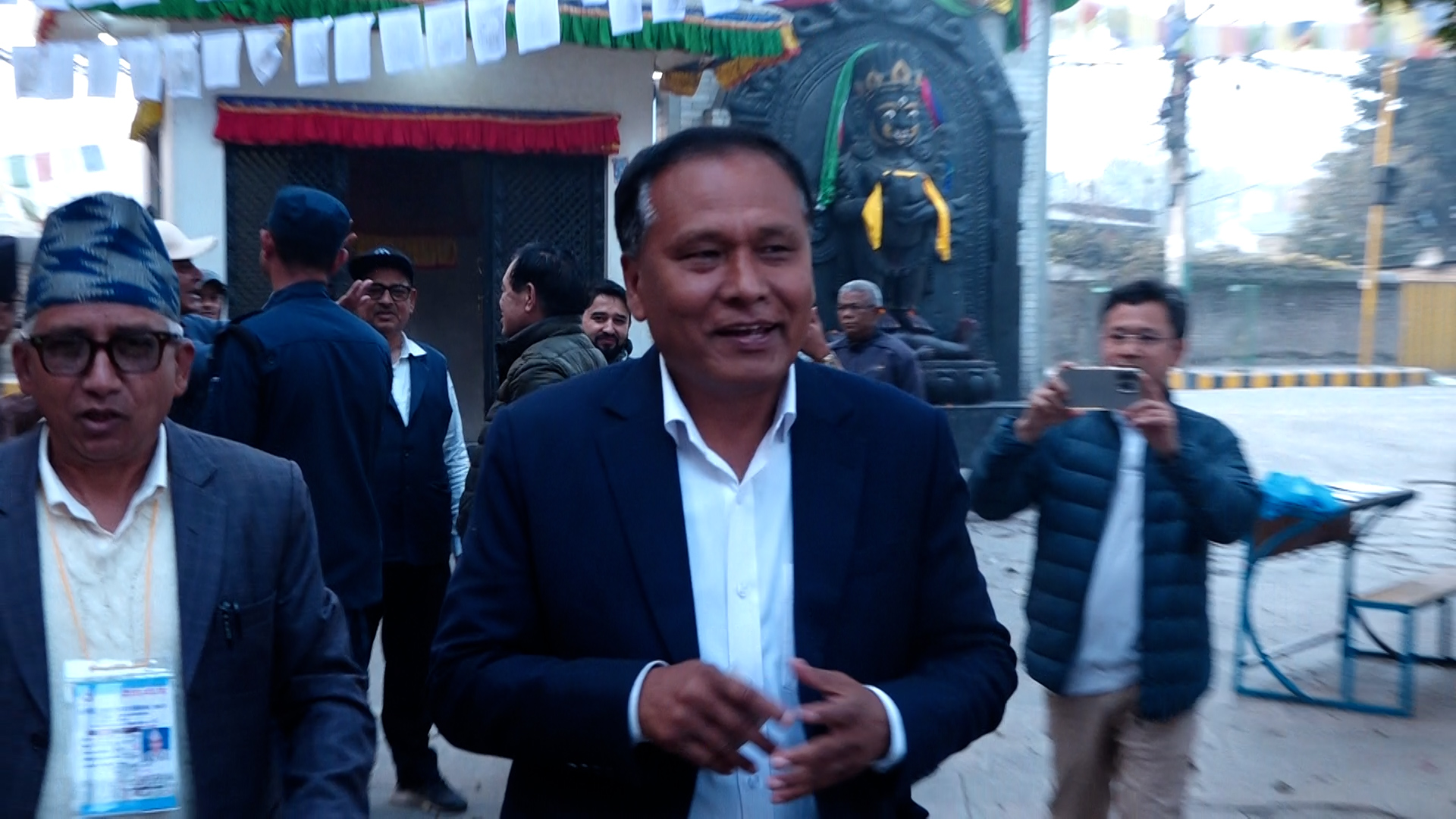 कुलमान घिसिङले गरे महाँकालबाट मतदान