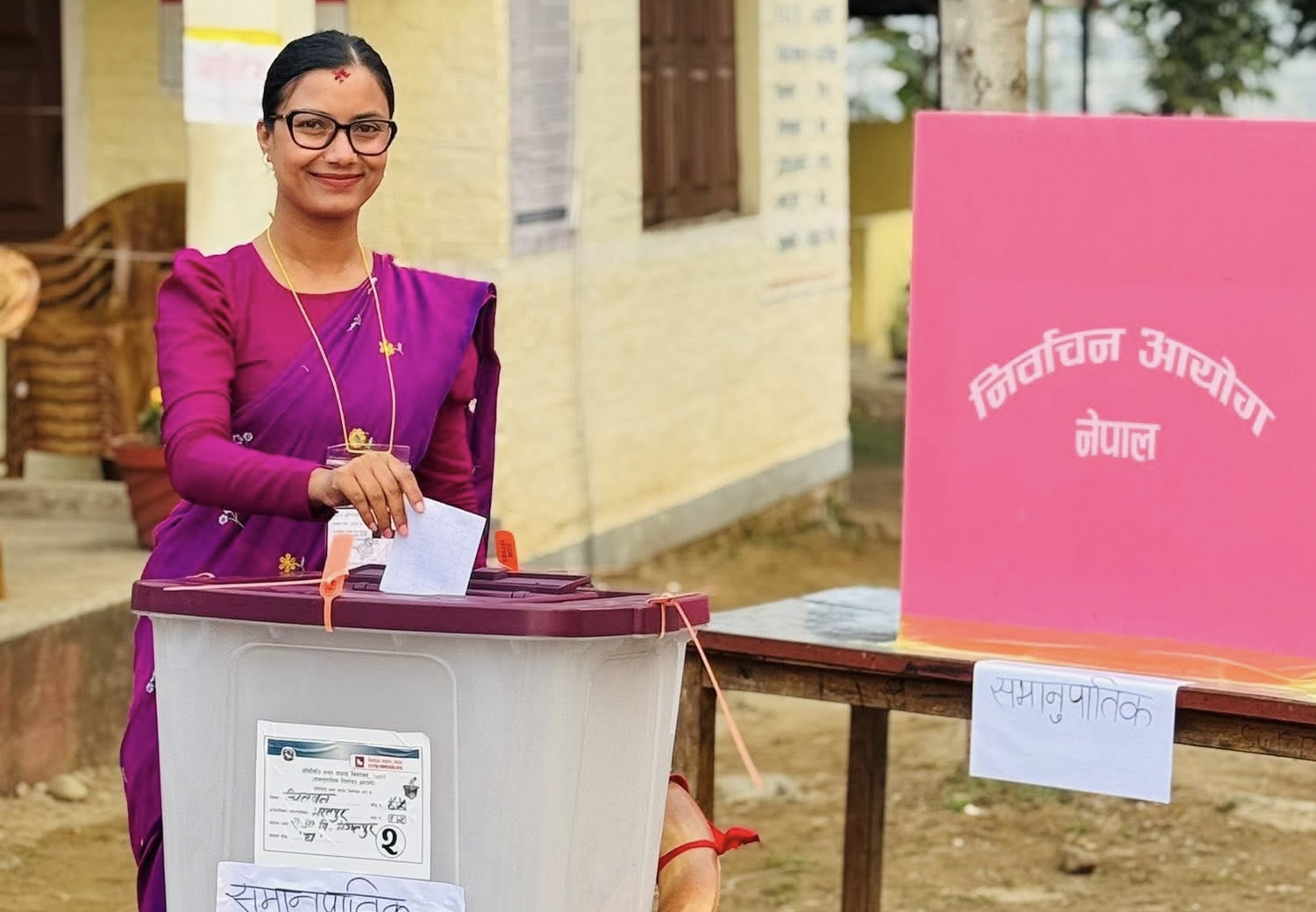 सोविता गौतमले गरिन् चितवन क्षेत्र नं. ३ स्थित राष्ट्रिय आधारभूत विद्यालयबाट मतदान
