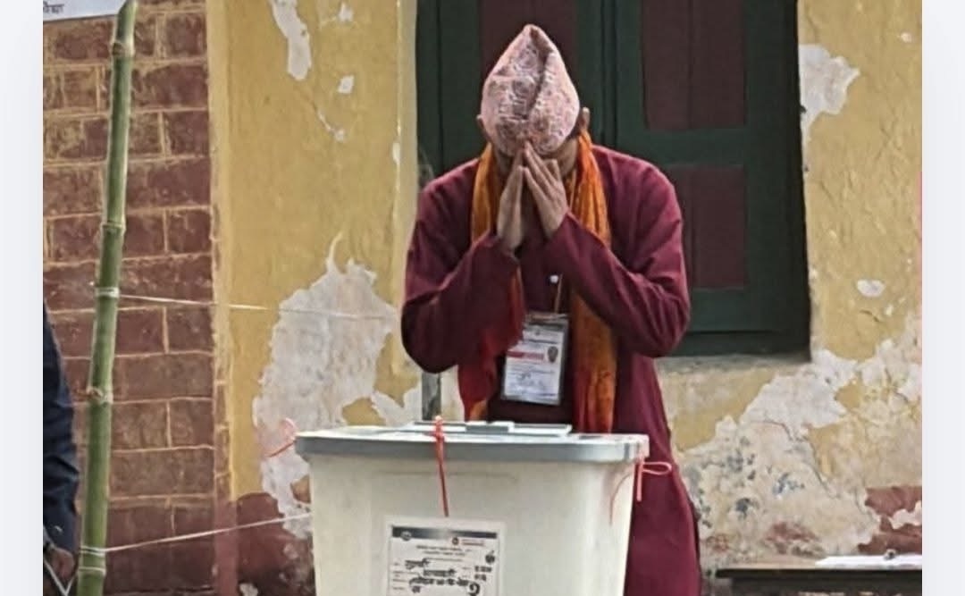 सागर ढकालले तीन दिनदेखि पानी मात्र खाँदै बसेर शुद्ध कपडा लगाएर गरे मतदान