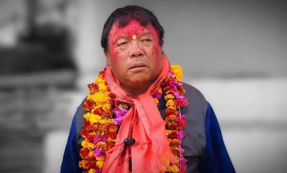 चुनाव जितेका महावीरले फेरी सुरु गरे किताब बेच्न