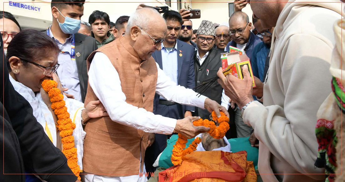 पिताको निधनपछि पत्नीसहित अस्पताल पुगे अध्यक्ष ओली