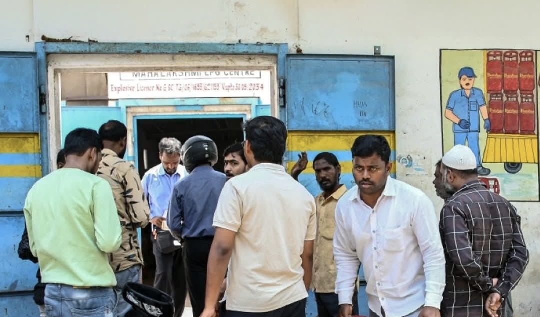 खाना पकाउने एलपिजी ग्यास लिन लाइनमा उभिँदा उभिँदै एक वृद्धको ढलेर मृत्यु