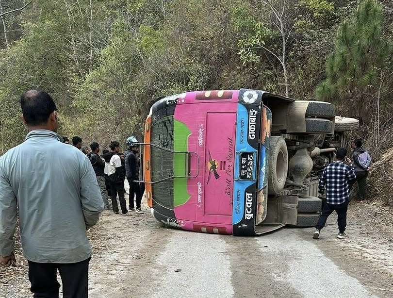 बुटवलतर्फ जाँदै गरेको बस दुर्घटना