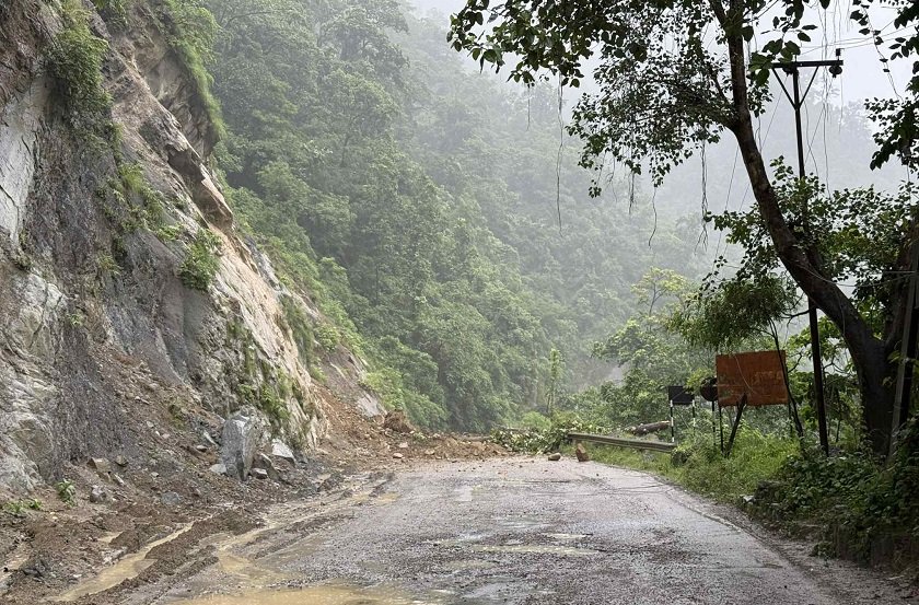 सिद्धबाबा क्षेत्रमा पहिरो, सिद्धार्थ राजमार्ग पूर्ण रूपमा अवरुद्ध