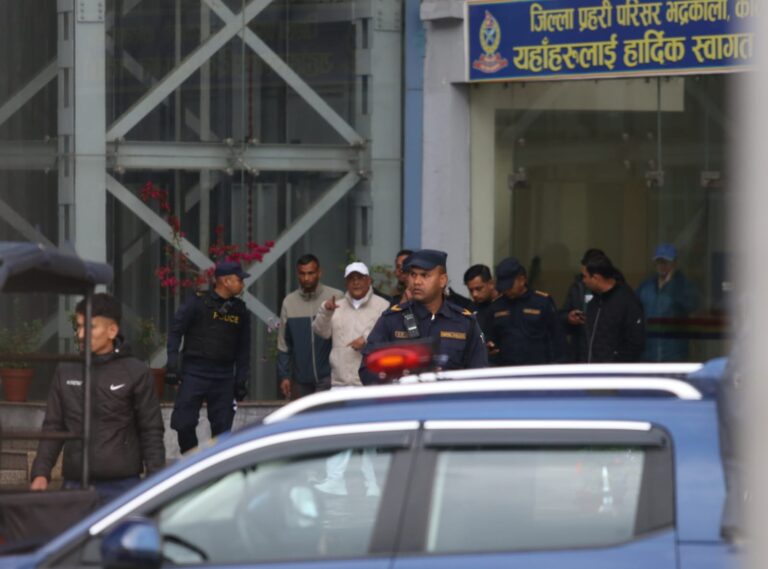 पक्राउ पुर्जी बुझेलगत्तै ओलीले पत्नी राधिका शाक्यलाई अंकमाल गरेका थिए..