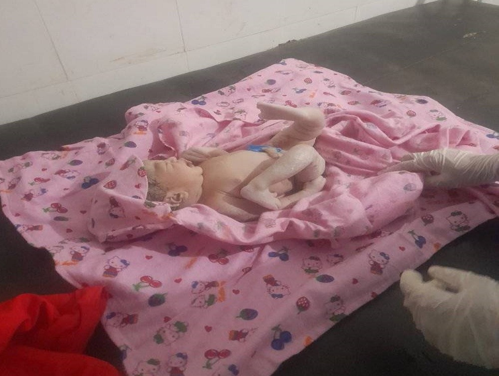 विद्यालयको शौचालयमै छात्राले बच्चा जन्माएपछि