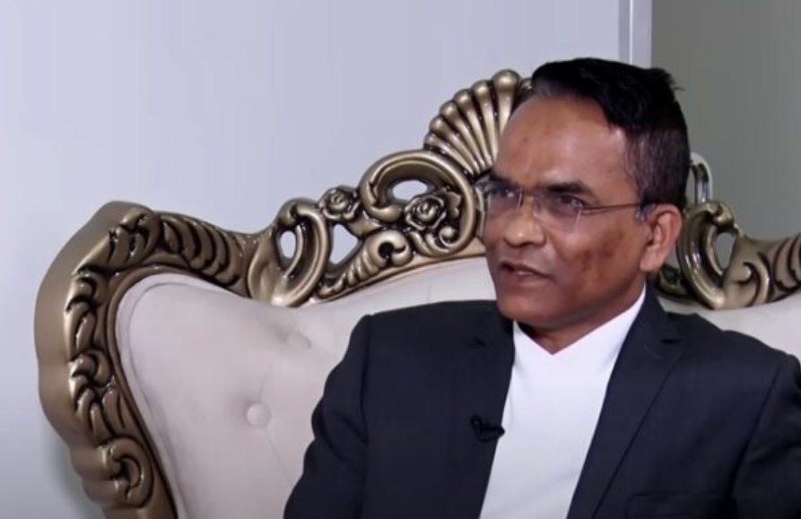 प्रधानमन्त्री शाहसँग गभर्नर पौडेलको भेट, दबावमा नपरी काम गर्न निर्देशन