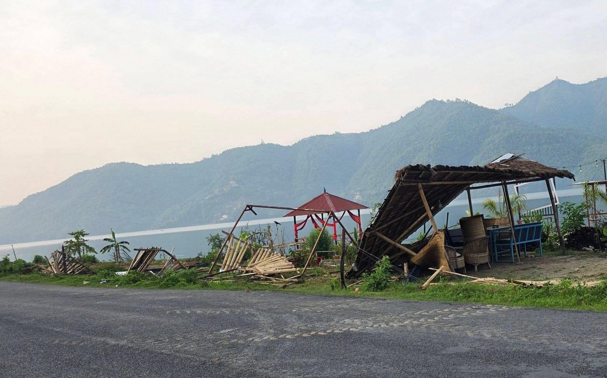 बिहानै भत्काइयो फेवाताल किनारका अस्थायी संरचना