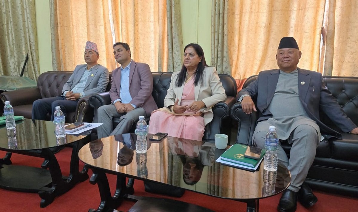 कांग्रेस संसदीय दलको बैठकमा सांसद नरहेकी भुसाल र चुनाव हारेका पौडेल पनि सहभागी