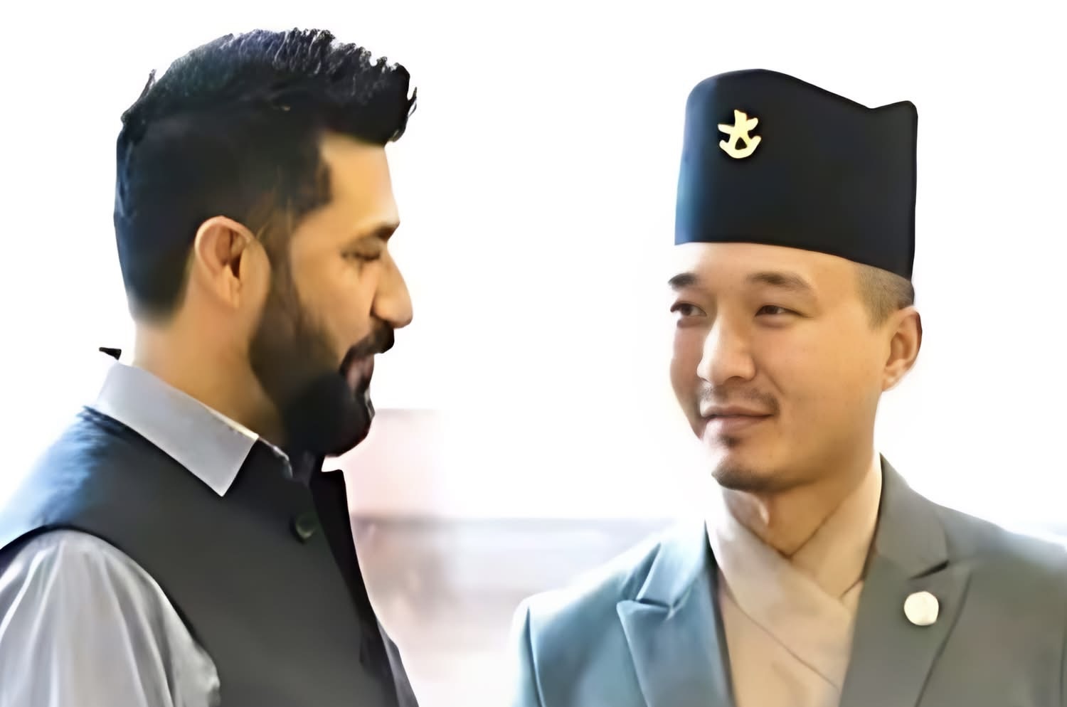 संसद बाहिर १५ मिनेट गोप्य छलफल, रवि लामिछाने र गृहमन्त्री गुरूङबीच भेट