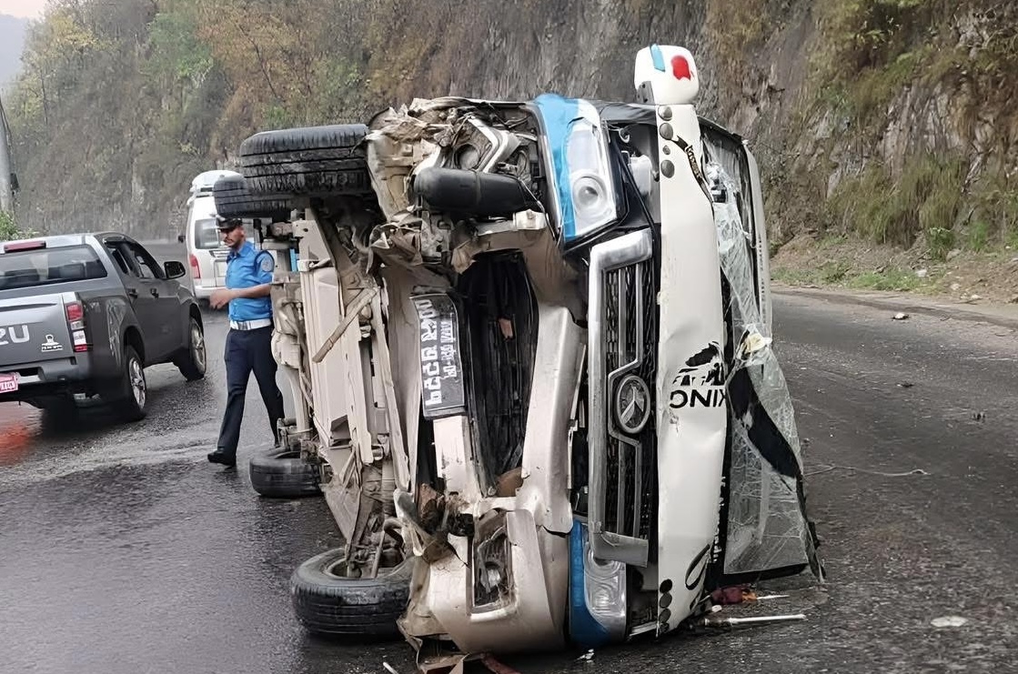 काठमाडौंबाट पोखरा जाँदै गरेको इभि  दुर्घटना