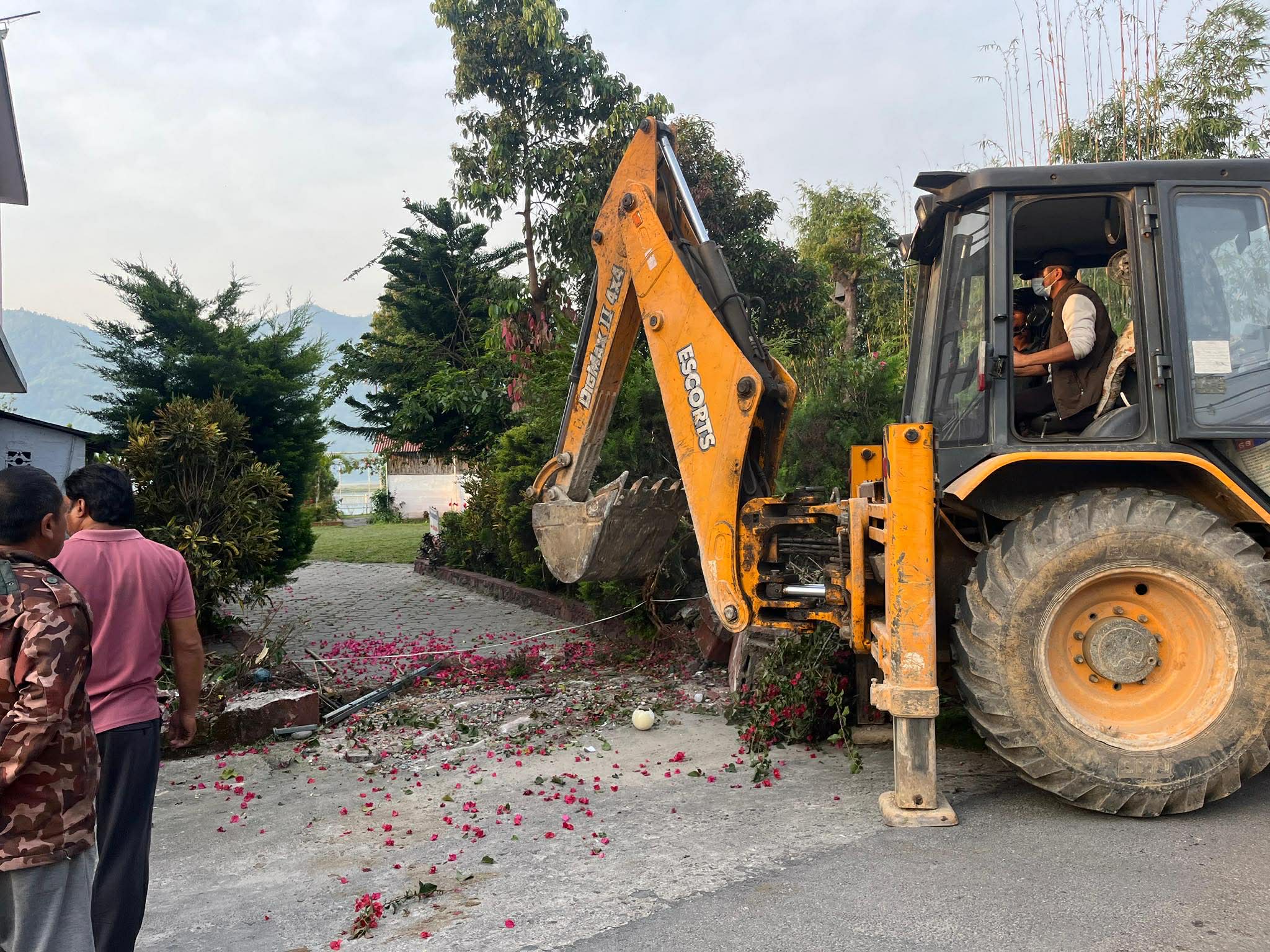 चर्चित पर्यटन व्यवसायी कर्ण शाक्यको होटल वाटर फ्रण्टमा पनि चल्यो डोजर