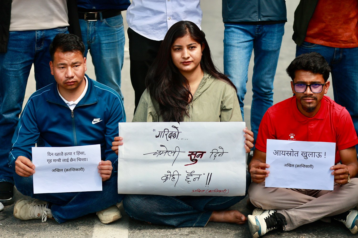 ‘मन्त्रीहरूलाई सुनको बहार जनतालाई महँगी उपहार’ भन्दै राजधानीमा प्रदर्शन