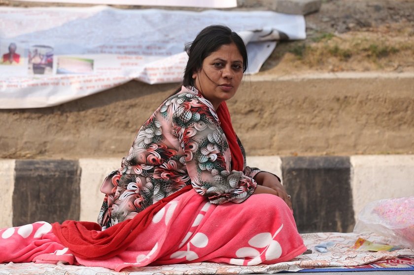 एमाले नेता महेश बस्नेतलाई कारबाहीको माग गर्दै शोभा पाठक आमरण अनसनमा