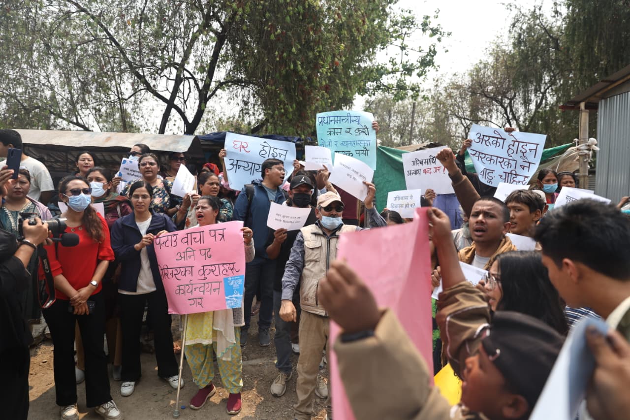 बस्ती हटाउने तयारी थालेपछि सुकुमबासीहरु रास्वपा कार्यालय जाँदै, सुरक्षा व्यवस्था कडा