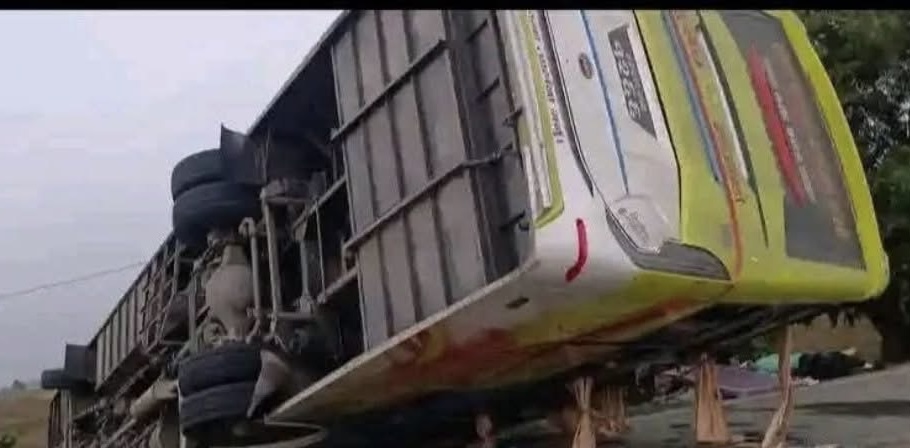 काठमाडौँबाट छुटेको बस पल्टियो, ३८ जना घाइते