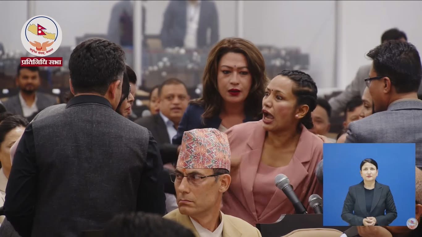 रास्वपाकै सांसदहरूले आशिका तामाङलाई संसद् बैठकबाट बाहिर निकालेपछि…
