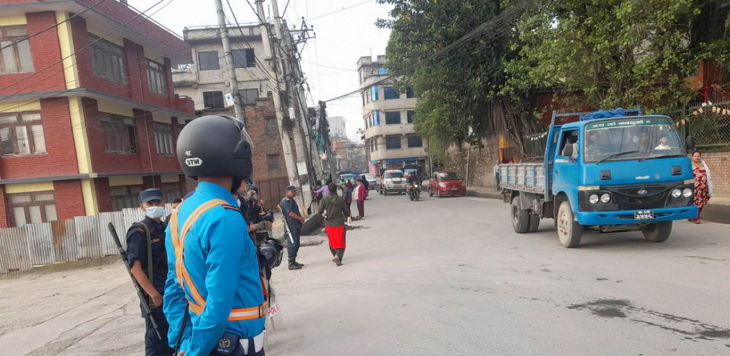 डोजर चलाउने तयारीपछि कालीमाटी तरकारी बजारमा सवारी प्रवेशमा रोक