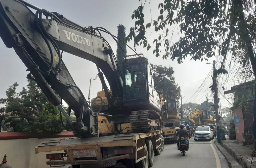 बाग्मती नदी किनारका बस्ती हटाउन ६ वटा बुलडोजर फिल्डमा