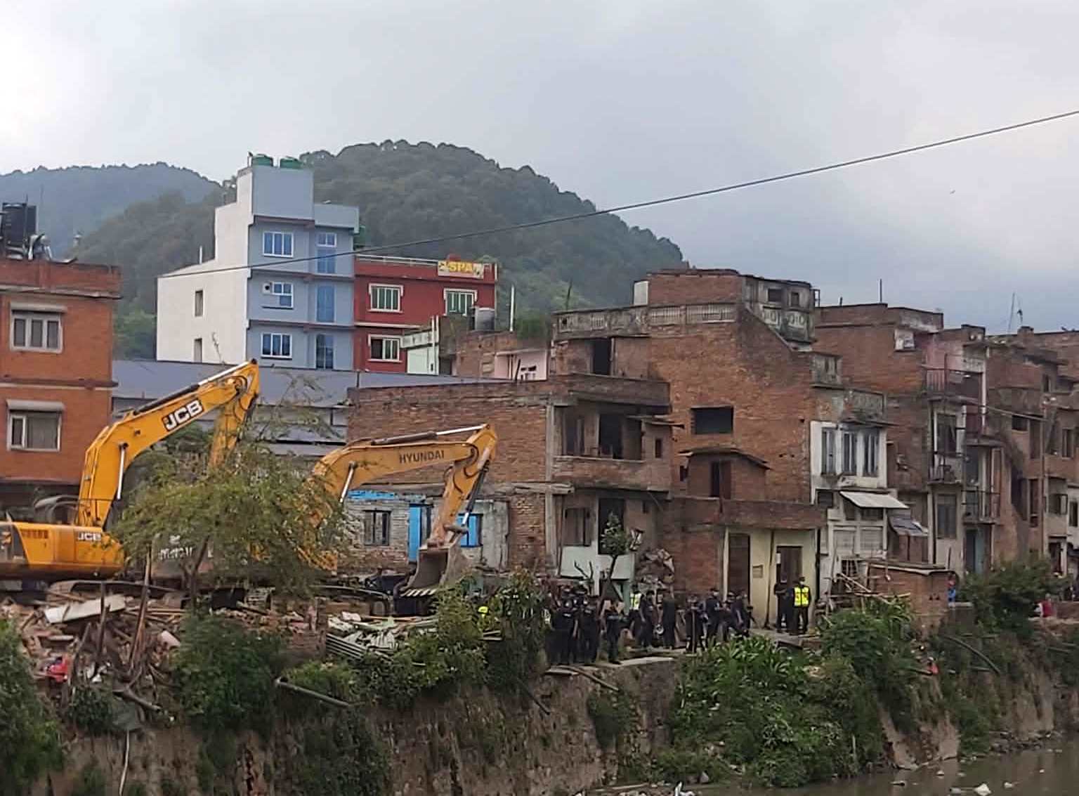 पुर्जा देखाएपछि रोकिएको डोजर फेरि घर भत्काउन अघि बढ्यो