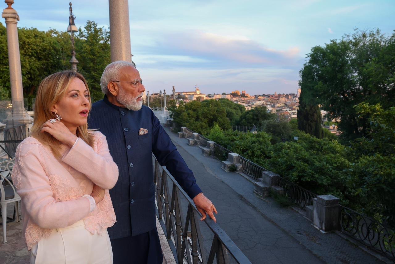 मोदी र मेलोनीको ‘रोमान्टिक मुड’का तस्विरहरू भयो भाइरल