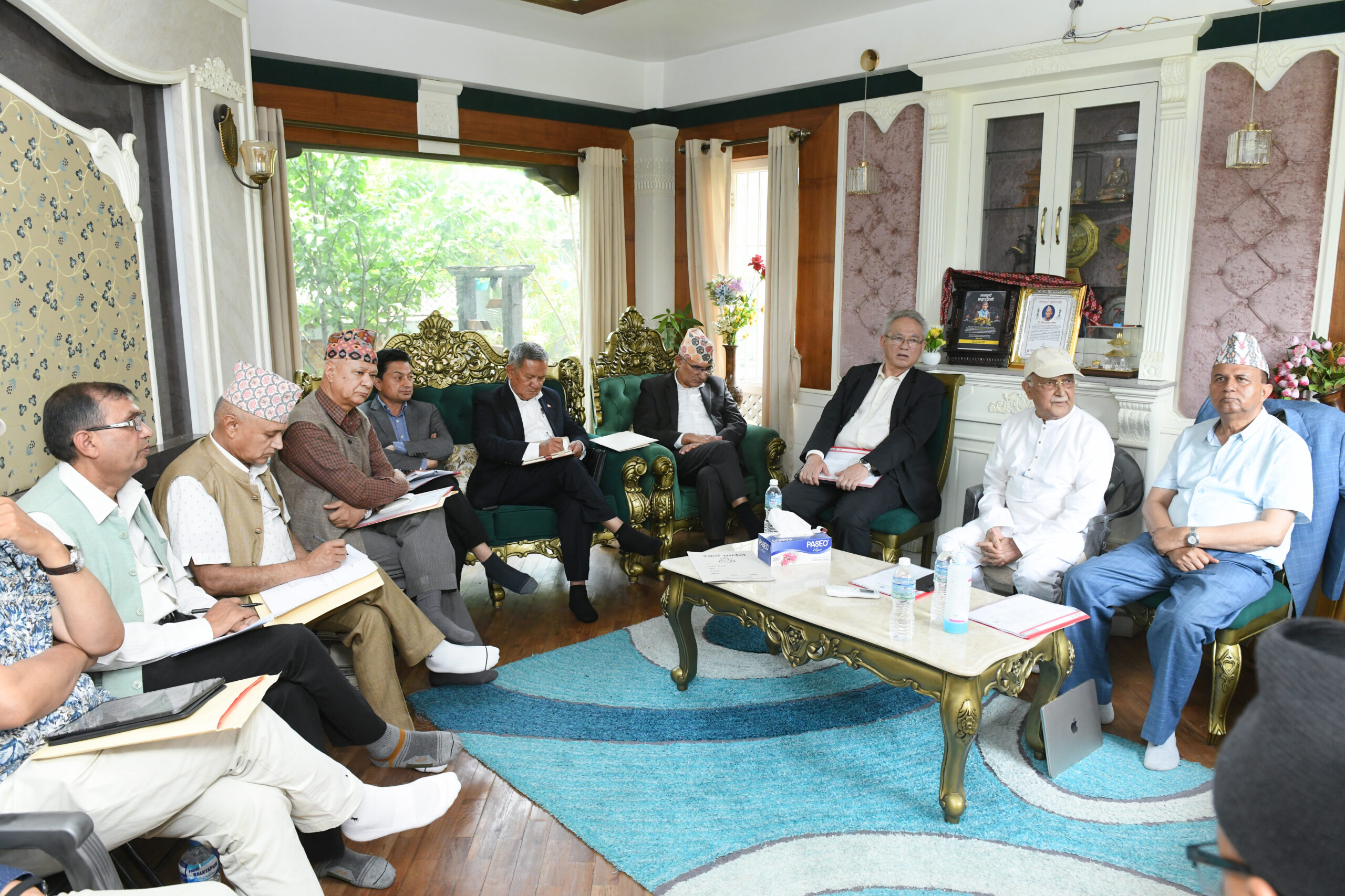 आफ्नै टोलीले अब छाड्नुस् भनेपछि ओली गम्भिर संकटमा