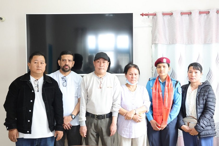 कृष्ण मन्दिरमा भएको बीभत्स हत्याका हत्यारालाई समात्ने प्रहरी जवानलाई मृतकका आमाबुवाले दिए नगद पुरस्कार