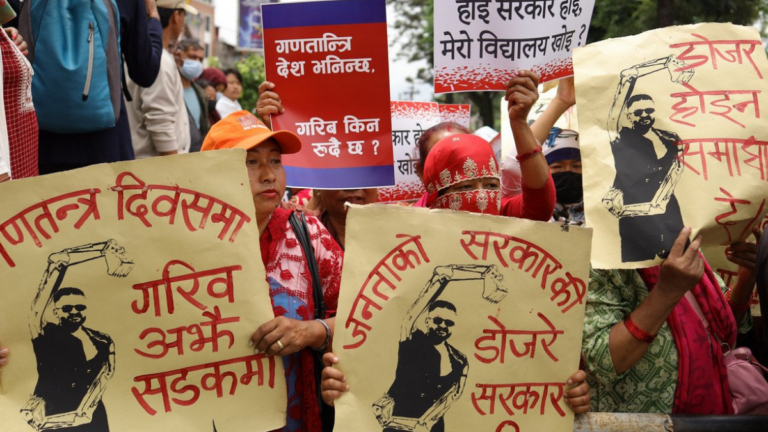 जनताको सरकार कि डोजरे सरकार ? भन्दै माइतीघरमा सरकारविरुद्ध प्रदर्शन