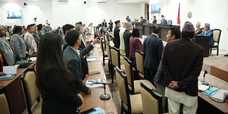 प्रधानमन्त्रीको उपस्थित नभएसम्म संसद सूरु गर्न नदिने अडानमा विपक्षी