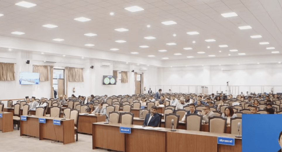 नेताहरू हिँडेपछि संसदको अग्रपंक्तिमा बुर्लाकोटी एक्लै