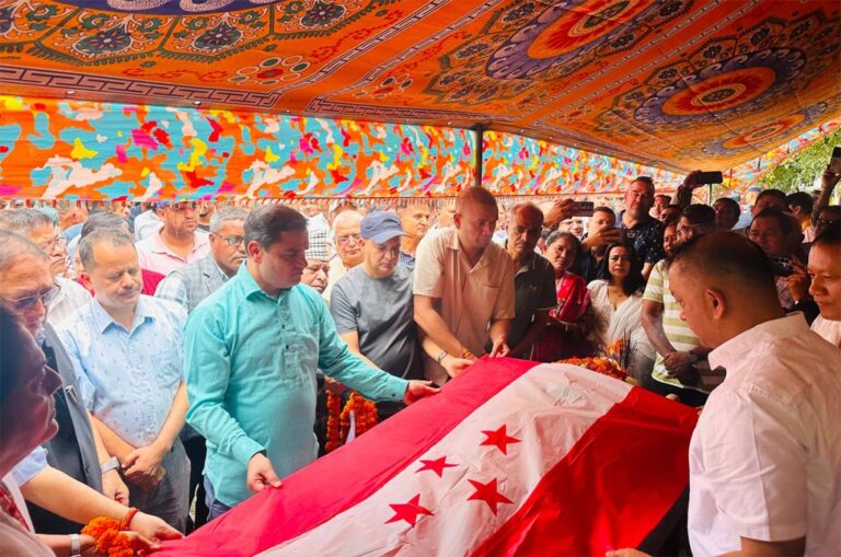 पूर्वमन्त्री एवं कांग्रेसका नेता खरेलको पार्थिव शरीरमा गगन थापाले ओढाए पार्टीको झन्डा