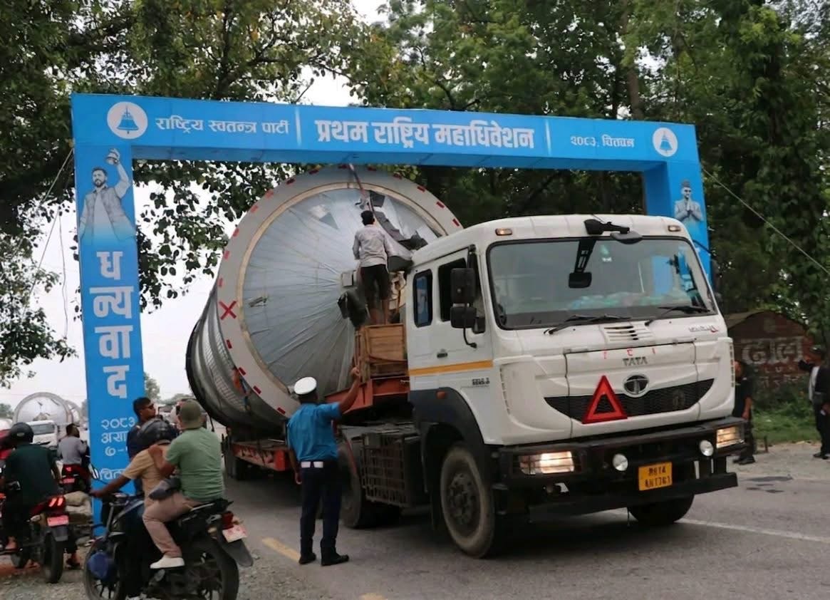 रास्वपाको स्वागत गेट हटाएर पठाइयो ट्यांक बोकेका ५ भारतीय ट्रक