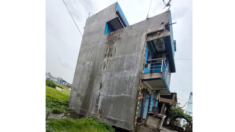 बिर्तामोडमा तीनतले घर जमिनमा भासिएपछि…