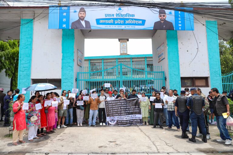 रास्वपा गण्डकी अधिवेशनस्थल बाहिर ‘जेन–जी’ समूहको धर्ना