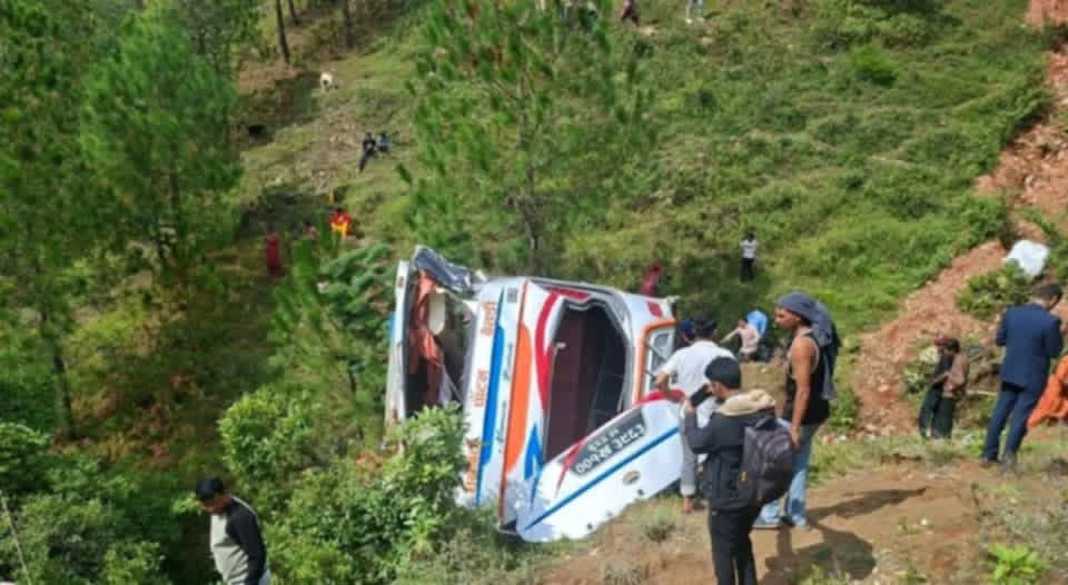 बैतडीमा बस दुर्घटना : चालक सहित १७ जना घाइते, दुईको अवस्था गम्भीर