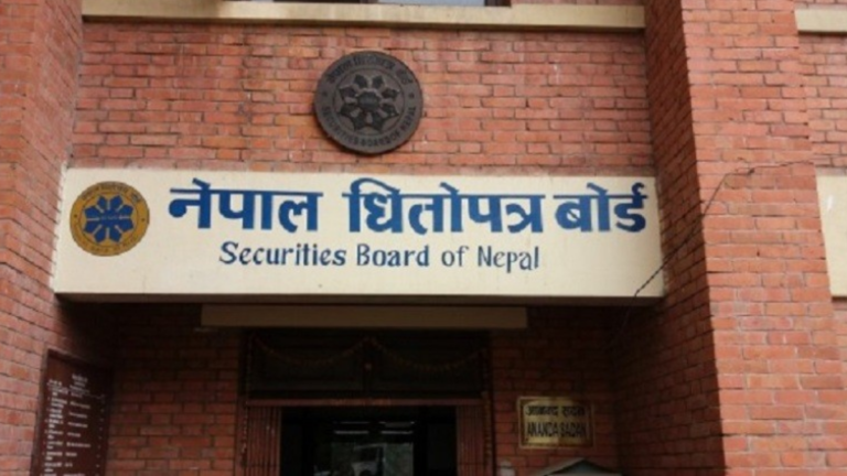 शेयर बजारमा निरन्तर गिरावट : लगानीकर्ताले घेरे धितोपत्र बोर्ड