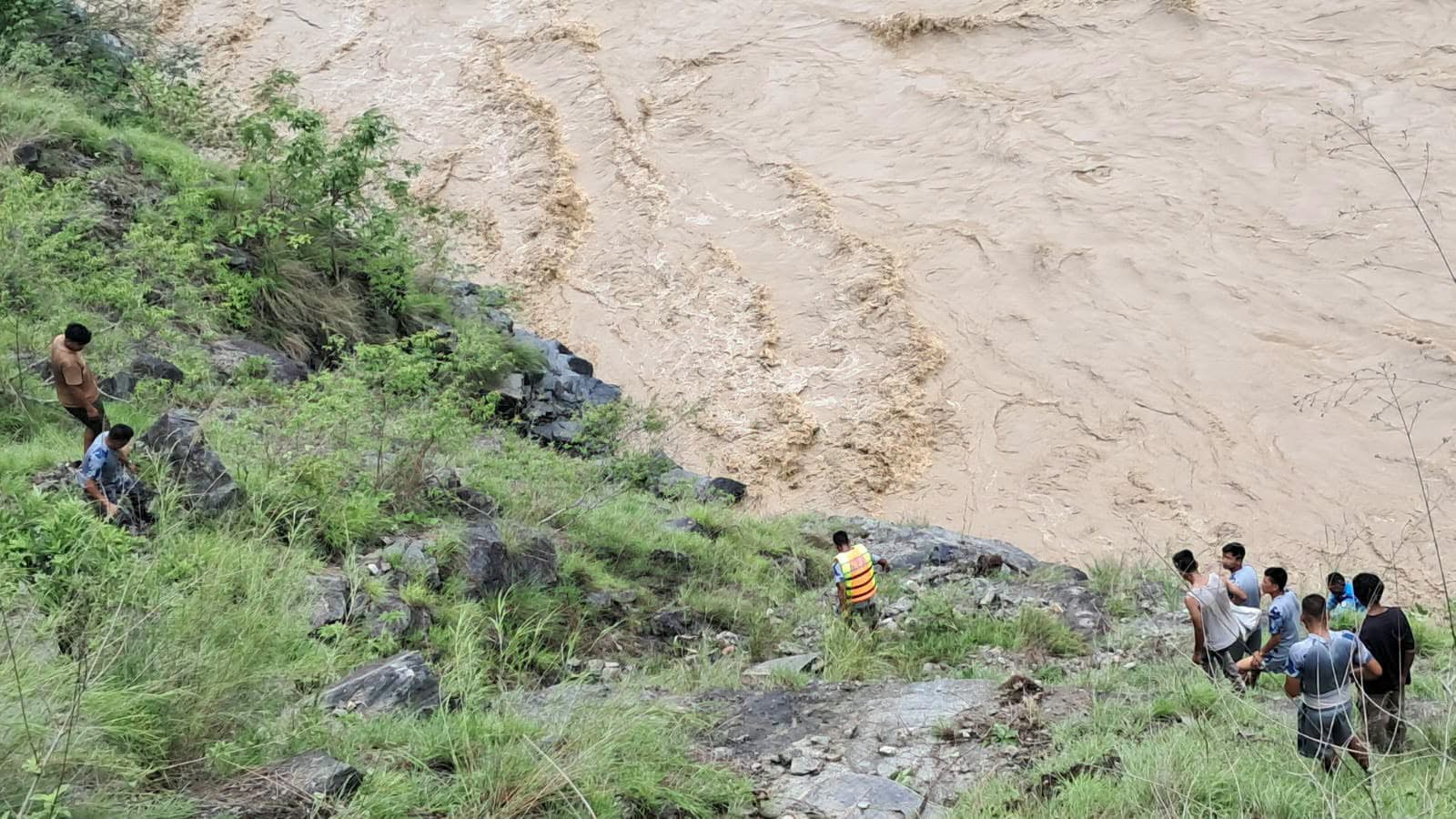 दैलेखमा यात्रुबाहक बस कर्णाली नदीमा खस्यो, एक जनाको शव फेला