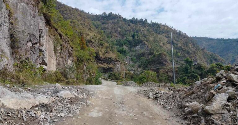 हेटौंडा-काठमाडौं जाने सवारी रोकियो